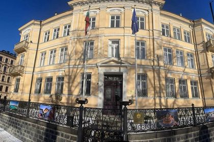 Изложба на туристически обекти от България беше поставена на оградата на посолството в Стокхолм